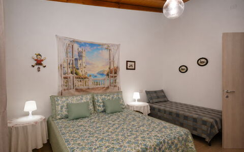 Villa Mameli: Meubilair, Bed, Interieur Ontwerp, Slaapkamer, Bedding, Laken, Verdieping, Linens, Flooring, Hout