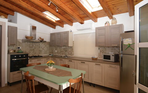 Villa Mameli: Meubilair, Keuken, Interieur Ontwerp, Flooring, Countertop, Hout, Cabinetry, Toestel Van De Keuken, Plafond, Stoel