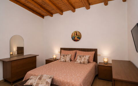 Villa Mameli: Bed, Meubilair, Interieur Ontwerp, Slaapkamer, Bedding, Muur, Flooring, Laken, Verdieping, Hout
