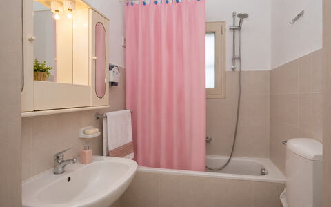 Villa Mameli: Badkamer, Loodgieterswerkinrichting, Wastafel In De Badkamer, Interieur Ontwerp, Wastafel, Flooring, Verdieping, Kraan, Loodgieter, Kamer