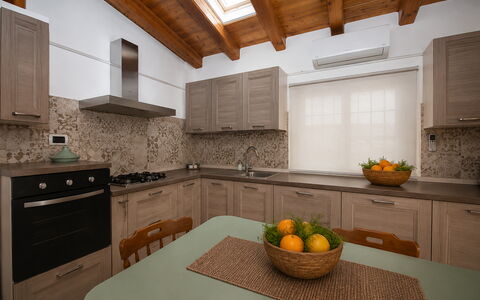 Villa Mameli: Keuken, Countertop, Toestel Van De Keuken, Meubilair, Interieur Ontwerp, Cabinetry, Major Appliance, Flooring, Hout, Gootsteen