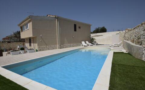 Villa Giugiola: Zwembad, Woongebied, Samengesteld Materiaal, Toevlucht, Beton, Schaduw, Landgoed, Buitenmeubels, Hotel, Waterpartij