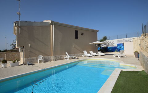 Villa Giugiola: Zwembad, Samengesteld Materiaal, Toevlucht, Buitenmeubels, Schaduw, Hotel, Stoel, Thermae, Ligstoel