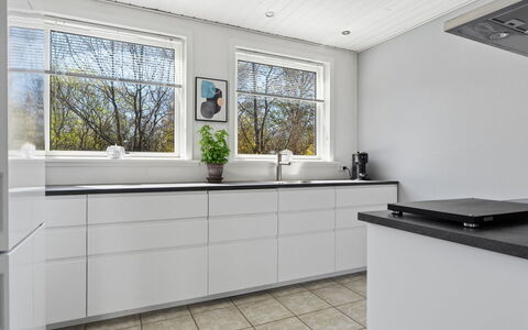 Loreia - 1.4Km from the Sea: Flooring, Keuken, Interieur Ontwerp, Cabinetry, Verdieping, Countertop, Toestel Van De Keuken, Plafond, Huis, Major Appliance