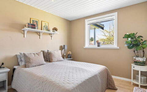 Loreia - 1.4Km from the Sea: Interieur Ontwerp, Slaapkamer, Bed, Flooring, Muur, Verdieping, Hout, Plafond, Meubilair, Bedding