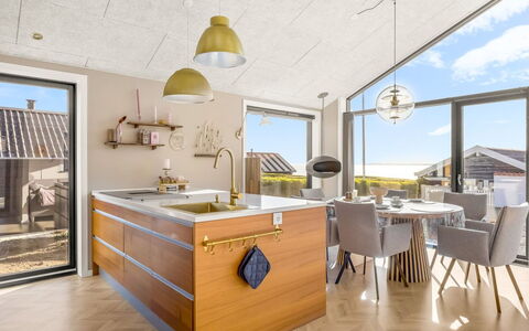 Sighrik - 25M from the Sea: Hout, Dak, Huis, Huis, Architectuur, Siding, Land Lot, Verblijf, Schuur, Garden Gebouwen