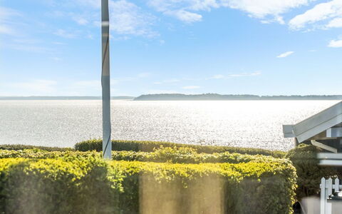 Sighrik - 25M from the Sea: Hout, Dak, Huis, Huis, Architectuur, Siding, Land Lot, Verblijf, Schuur, Garden Gebouwen