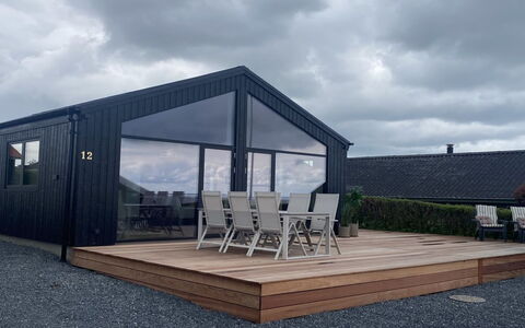 Sighrik - 25M from the Sea: Hout, Dak, Huis, Huis, Architectuur, Siding, Land Lot, Verblijf, Schuur, Garden Gebouwen