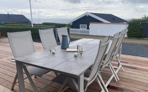 Sighrik - 25M from the Sea: Hout, Dak, Huis, Huis, Architectuur, Siding, Land Lot, Verblijf, Schuur, Garden Gebouwen