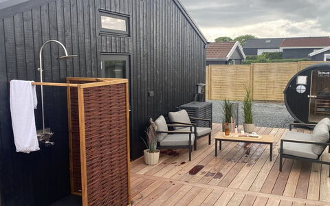 Sighrik - 25M from the Sea: Hout, Dak, Huis, Huis, Architectuur, Siding, Land Lot, Verblijf, Schuur, Garden Gebouwen