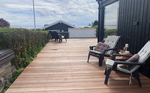 Sighrik - 25M from the Sea: Hout, Dak, Huis, Huis, Architectuur, Siding, Land Lot, Verblijf, Schuur, Garden Gebouwen