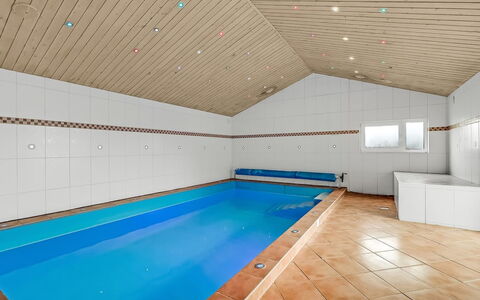 Wenke - 300M to the Fjord: Meubilair, Interieur Ontwerp, Stoel, Flooring, Tafel, Toevlucht, Verdieping, Plafond, Kamer, Eco Hotel