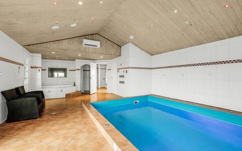 Wenke - 300M to the Fjord: Meubilair, Interieur Ontwerp, Stoel, Flooring, Tafel, Toevlucht, Verdieping, Plafond, Kamer, Eco Hotel