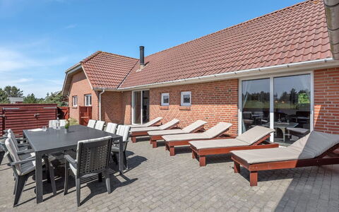 Wenke - 300M to the Fjord: Meubilair, Interieur Ontwerp, Stoel, Flooring, Tafel, Toevlucht, Verdieping, Plafond, Kamer, Eco Hotel