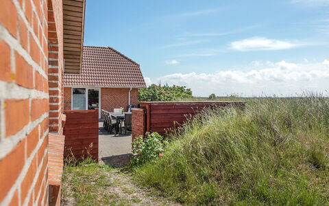 Wenke - 300M to the Fjord: Meubilair, Interieur Ontwerp, Stoel, Flooring, Tafel, Toevlucht, Verdieping, Plafond, Kamer, Eco Hotel