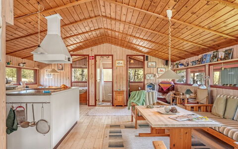 Antomine - 500M from the Sea: Hout, Verblijf, Plafond, Hardwood, Beits, Blokhut, Veranda, Plank, Timmerhout