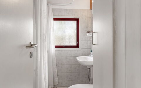 Antomine - 500M from the Sea: Muur, Flooring, Loodgieterswerkinrichting, Badkamer, Verdieping, Interieur Ontwerp, Wastafel In De Badkamer, Wastafel, Plafond, Kamer