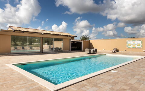 Villa Meti: Zwembad, Flooring, Toevlucht, Verdieping, Samengesteld Materiaal, Waterpartij, Schaduw, Tegel, Eco Hotel, Vrije Tijd