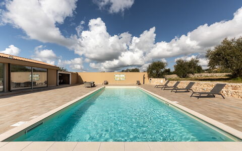 Villa Meti: Blauw, Zwembad, Architectuur, Samengesteld Materiaal, Landgoed, Beton, Schaduw, Ontwerp, Toevlucht, Hotel