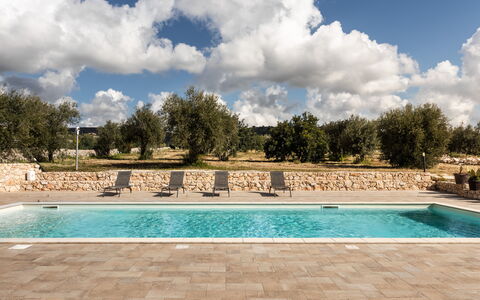 Villa Meti: Zwembad, Schaduw, Landscaping, Ontwerp, Buitenmeubels, Flagstone, Hacienda