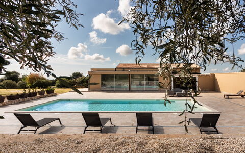 Villa Meti: Zwembad, Samengesteld Materiaal, Schaduw, Toevlucht, Beton, Buitenmeubels, Landgoed, Eco Hotel, Ontwerp, Villa