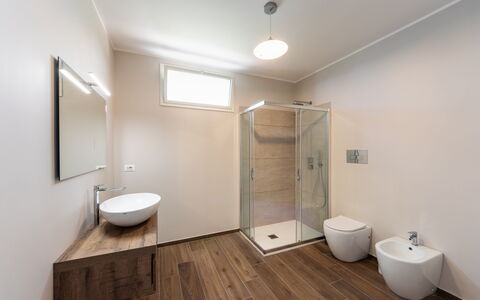 Villa Meti: Flooring, Verdieping, Muur, Interieur Ontwerp, Badkamer, Loodgieterswerkinrichting, Plafond, Kamer, Loodgieter, Huis