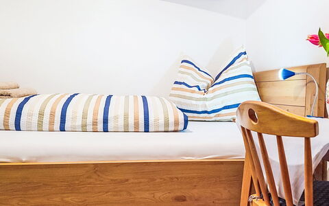 Alpenhit Zell am See: Meubilair, Slaapkamer, Interieur Ontwerp, Hout, Bed, Flooring, Verdieping, Laken, Bedding, Kussen
