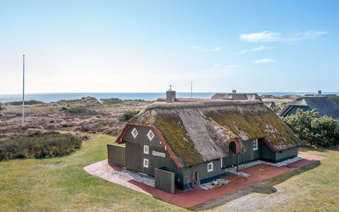 Antonetta - 80M from the Sea: Gebouw, Huis, Venster, Huis, Dak, Woongebied, Struik, Verblijf, Land Lot