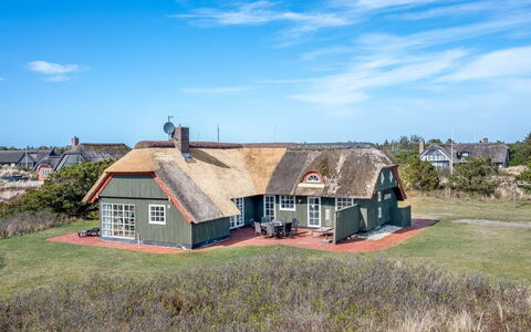 Antonetta - 80M from the Sea: Gebouw, Huis, Venster, Huis, Dak, Woongebied, Struik, Verblijf, Land Lot
