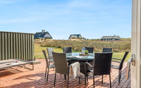Antonetta - 80M from the Sea: Gebouw, Huis, Venster, Huis, Dak, Woongebied, Struik, Verblijf, Land Lot