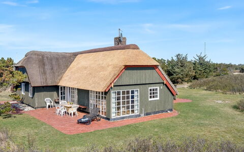 Antonetta - 80M from the Sea: Gebouw, Huis, Venster, Huis, Dak, Woongebied, Struik, Verblijf, Land Lot