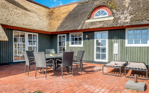 Antonetta - 80M from the Sea: Gebouw, Huis, Venster, Huis, Dak, Woongebied, Struik, Verblijf, Land Lot