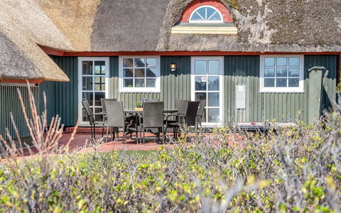Antonetta - 80M from the Sea: Gebouw, Huis, Venster, Huis, Dak, Woongebied, Struik, Verblijf, Land Lot