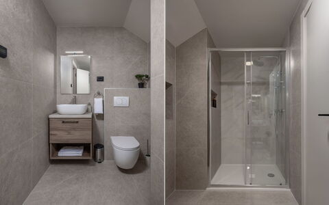 Orso: Flooring, Muur, Verdieping, Loodgieterswerkinrichting, Badkamer, Interieur Ontwerp, Wastafel, Spiegel, Loodgieter, Kraan