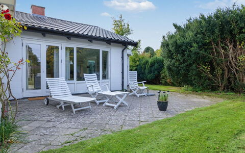 Ileana - 250M from the Sea: Huis, Huis, Struik, Dak, Verblijf, Land Lot, Deur, Tuin, Schaduw, Landgoed