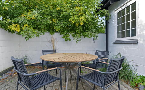 Ileana - 250M from the Sea: Buitenmeubels, Meubilair, Buitentafel, Stoel, Tuin, Schaduw, Patio, Backyard, Keuken En Eettafel, Werf
