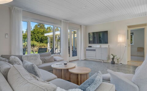 Ileana - 250M from the Sea: Vegetation, Struik, De Lente, Verblijf, Tuin, Schaduw, Backyard, Werf, Stoel