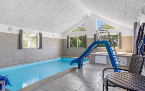 Finwith - 600M from the Sea: Zwembad, Flooring, Verdieping, Plafond, Samengesteld Materiaal, Toevlucht, Schaduw, Ontwerp, Hotel, Stoel