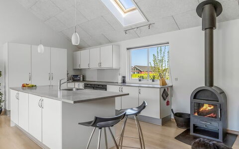Finwith - 600M from the Sea: Flooring, Plafond, Interieur Ontwerp, Verlichting, Keuken, Verdieping, Lichte Inrichting, Huishoudapparatuur, Countertop, Kamer