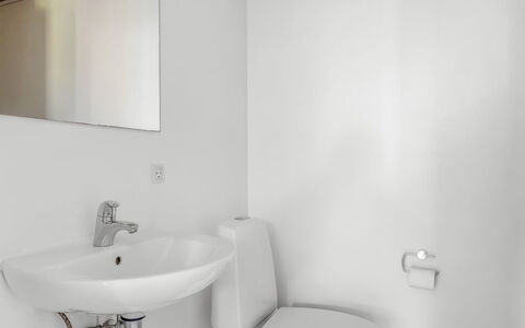 Finwith - 600M from the Sea: Wastafel In De Badkamer, Muur, Loodgieterswerkinrichting, Interieur Ontwerp, Wastafel, Badkamer, Flooring, Verdieping, Kraan, Plafond