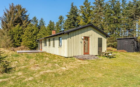 Fatlinda - 4Km from the Sea: Hout, Tuin, Backyard, Land Lot, Huis, Dak, Schaduw, Dek, Hardwood, Werf
