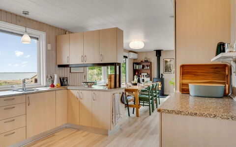 Brunetta - 200M to the Fjord: Keuken, Countertop, Interieur Ontwerp, Meubilair, Toestel Van De Keuken, Hout, Flooring, Verdieping, Plafond, Cabinetry