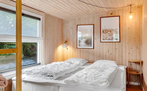 Brunetta - 200M to the Fjord: Hout, Interieur Ontwerp, Slaapkamer, Plafond, Flooring, Meubilair, Verdieping, Bed, Kamer, Huis