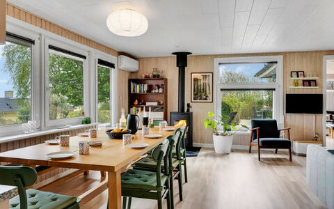 Brunetta - 200M to the Fjord: Meubilair, Interieur Ontwerp, Flooring, Hout, Lichte Inrichting, Plafond, Tafel, Verdieping, Stoel, Eetkamer