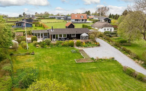 Brunetta - 200M to the Fjord: Gebouw, Huis, Dak, Woongebied, Huis, Landschap, Struik, Verblijf, Land Lot