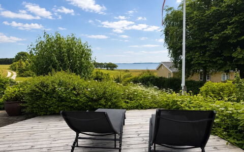 Brunetta - 200M to the Fjord: Dak, Huis, Huis, Verblijf, Deur, Siding, Dek, Veranda, Plank, Hardwood