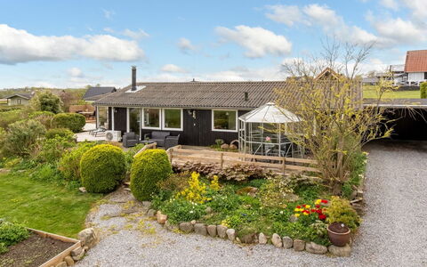 Brunetta - 200M to the Fjord: Dak, Huis, Huis, Verblijf, Deur, Siding, Dek, Veranda, Plank, Hardwood