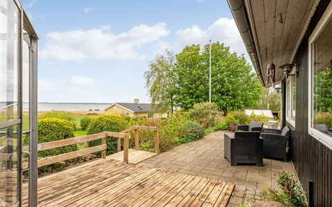 Brunetta - 200M to the Fjord: Dak, Huis, Huis, Verblijf, Deur, Siding, Dek, Veranda, Plank, Hardwood