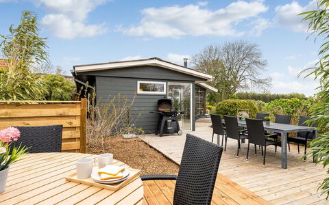 Brunetta - 200M to the Fjord: Dak, Huis, Huis, Verblijf, Deur, Siding, Dek, Veranda, Plank, Hardwood