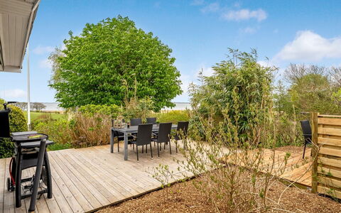 Brunetta - 200M to the Fjord: Dak, Huis, Huis, Verblijf, Deur, Siding, Dek, Veranda, Plank, Hardwood